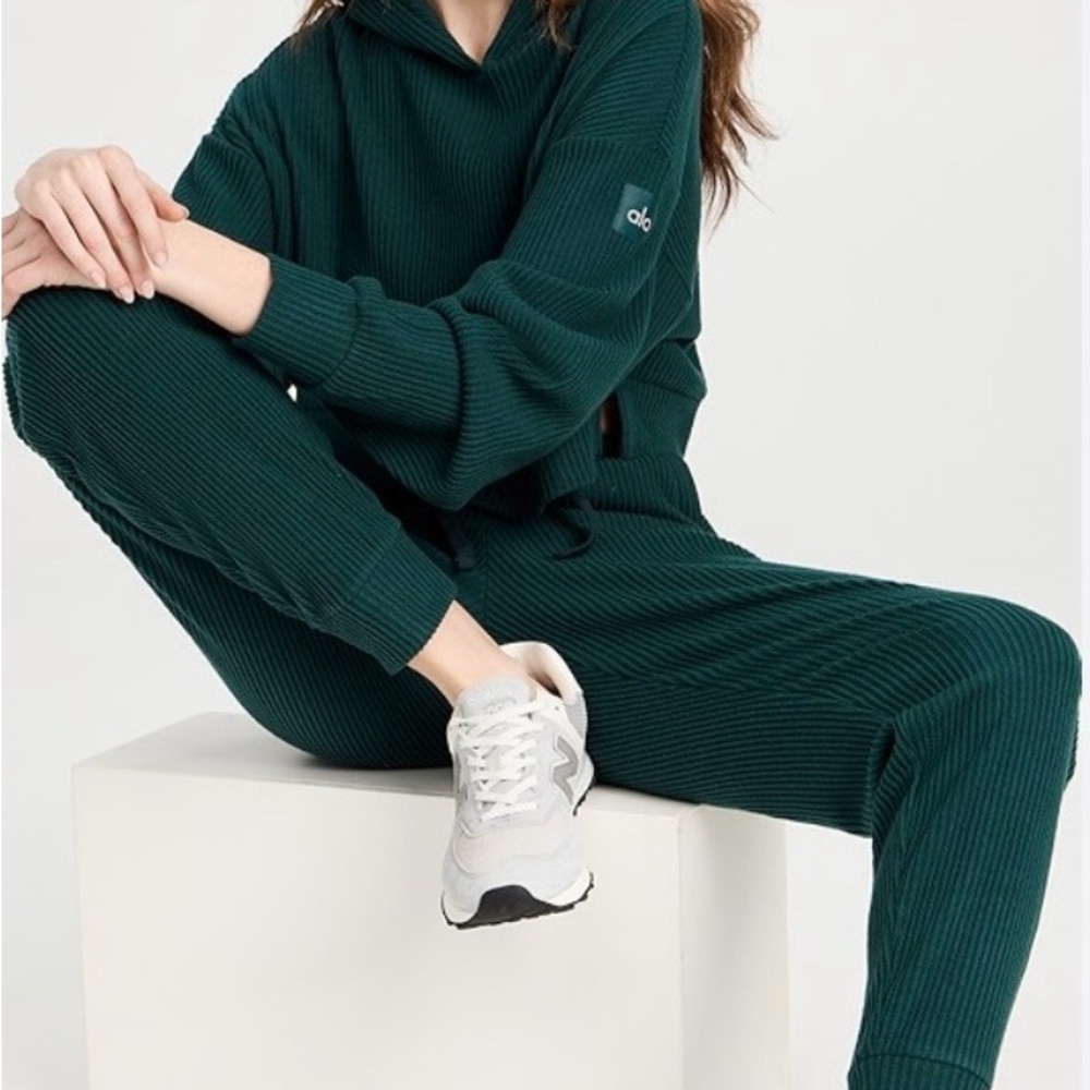 ALO Yoga MUSE Sweatpants and Shirt Midnight Green Jogger Set